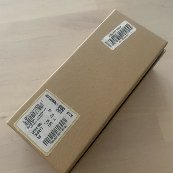 BURBERRY SUNGLASSES CASE - Picture 8 of 9